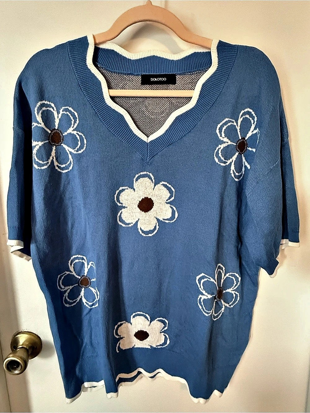 DOKOTOO Short Sleeve Scalloped V-Neck Floral Knit Sweater Blue & White